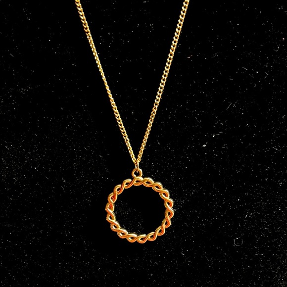 Elegant Gold Twisted Pendant Necklace - Picture 1 of 2